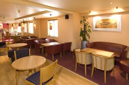 Premier Inn Slough Отели рядом с достопримечательностью «Парк Лэнгли»