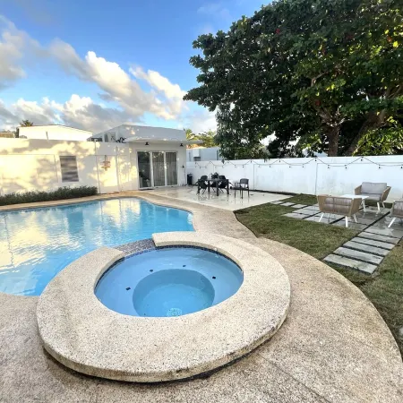 Luxury 5 Bedroom Home, 3 Minute Walk from the Beach