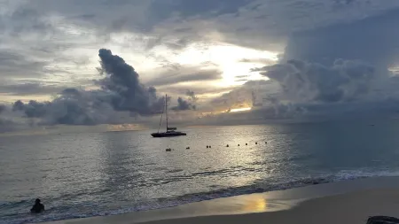 Affordable Luxury Two Bedroom Two Bathroom Apartment With Private Pool Отели в г. Холтаун