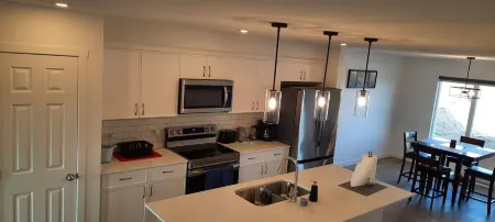 Home in Fort Saskatchewan Отели рядом с достопримечательностью «Парк Запад Риверс Эдж Дог»