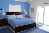 Stunning waterfront home in Exuma with an outdoor pool! Hotels in Moss Town