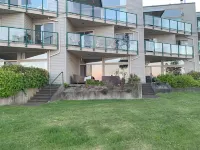 Beach Bliss Oceanfront King Studio! Balcony, Stunning View, Pool, Dock & Hot Tub