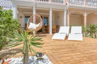 Six View - Beach Front Apartment