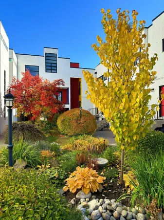 Downtown Calgary 2-bedroom Townhouse Отели рядом с достопримечательностью «Парк Эдворти»