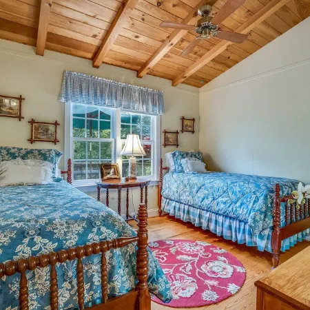 Highlands Hideaway Two Blocks from Main Street