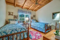 Highlands Hideaway Two Blocks from Main Street