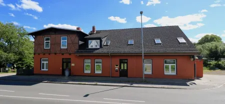 Large loft apartment, private entrance, e-charging station and free parking space Отели в г. Шверин