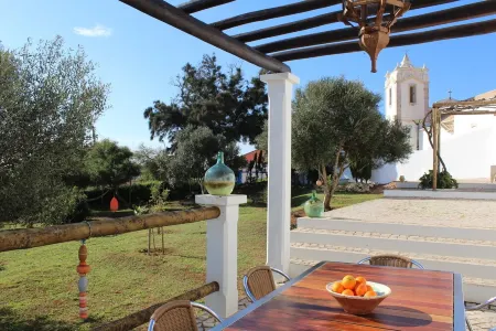 House with very cozy garden for couples or family, 7 km from Sagres Отели рядом с достопримечательностью «Praia da Cordoama»
