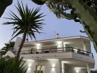 Holiday home with beautiful sea views, 3 minutes walk from the beach