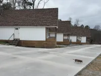 Charming 2-bedroom cabin with WiFi, AC 5 minutes away from Lake Guntersville