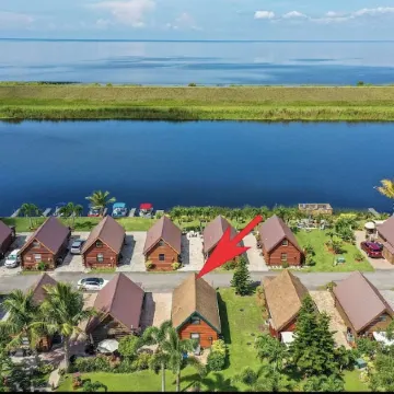 Vibrant Sunsets and Lush Landscaping on Lake Okeechobee Отели в г. Окичоби
