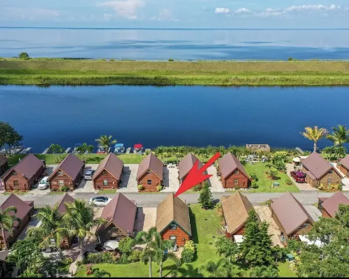 Vibrant Sunsets and Lush Landscaping on Lake Okeechobee 오키초비 호텔