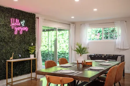 CLOSE to Disney Cozy 4BR Entertainer + Arcade Отели рядом с достопримечательностью «Калифорния Стейт Юниверсити Фуллертон»