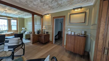Inn on Main - Downtown Penthouse in Geneva Отели в г. Женева