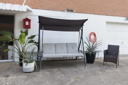 Cozy 2BR Apartment, 5-10 Min to Cincinnati! Отели в г. Кэмпбелл