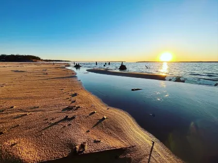 Owl Hoot Lake Retreat- Dock, beach & wooded spring/summer haven!