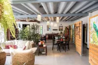 Casa María Aeropuerto B&B