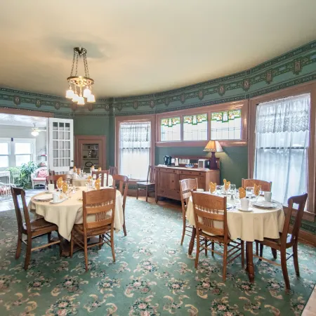 Looking Glass Inn