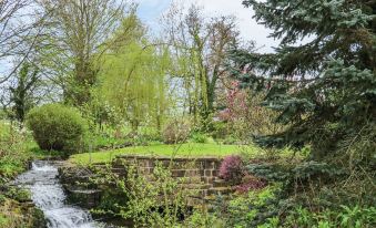 Pond View - Housity
