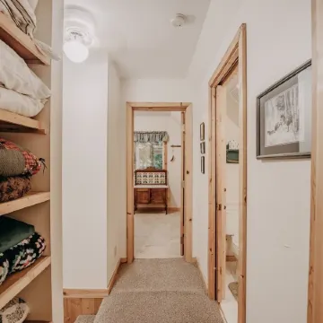 32Mbr - BBQ - Pets Ok - Wood Stove - Sleeps 7 3 Bedroom Home by RedAwning