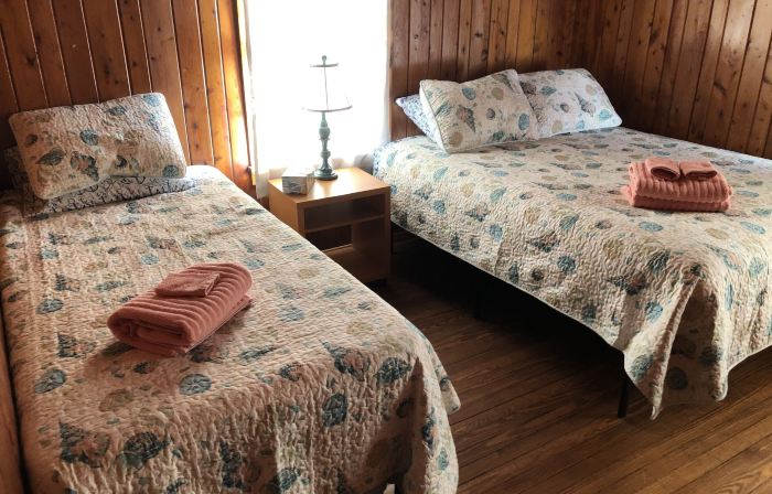 Blackbeard's Retreat - Historic and Pet Friendly 3 Bedroom Cottage by RedAwning