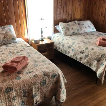 Blackbeard's Retreat - Historic and Pet Friendly 3 Bedroom Cottage by RedAwning