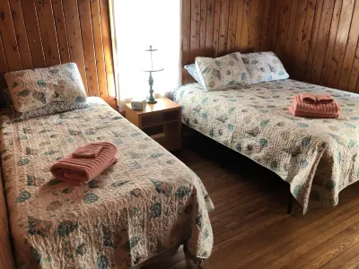 Blackbeard's Retreat - Historic and Pet Friendly 3 Bedroom Cottage by RedAwning Hotels in Kitty Hawk