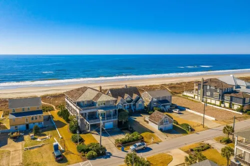 Shearwater 4 Bedroom Home by RedAwning - Pet friendly