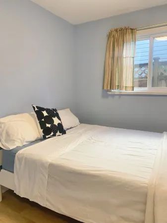 1 Bed 1 Bath Suite Coquitlam Centre Отели в г. Порт Кокитлам