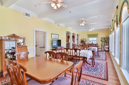 The Cypress Inn Bed & Breakfast Отели рядом с достопримечательностью «Конуэй Риверуок»