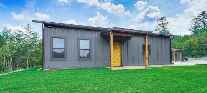Hot Tub & Mtn Views: Pet-Friendly Englewood Cabin Hotels in Monroe County
