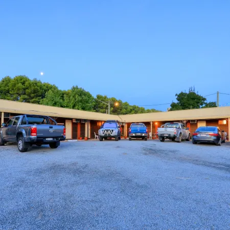 Country Roads Motor Inn
