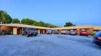 Country Roads Motor Inn - parking