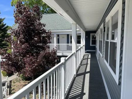 Empire Lakeshore Inn Отели в г. Платт Тауншип