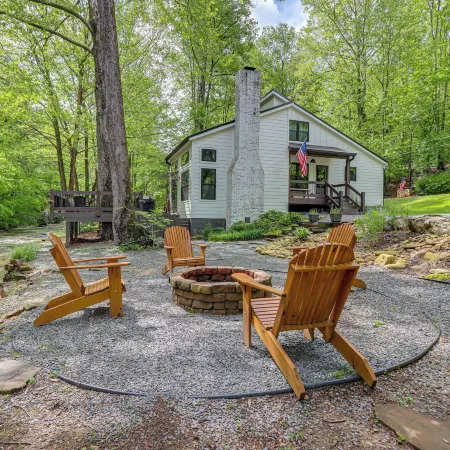 Deck & Fire Pit Bliss: Mountaintown Creek Cottage!