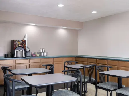 Travelodge by Wyndham Tucson AZ Отели рядом с достопримечательностью «Tucson Premium Outlets»