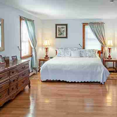 Walk to Beach and Main St Dog-Friendly Cape Cod Gem Rooms