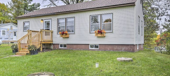 Birchwood Cottage with Red Cedar Lake Access! Ξενοδοχεία στην πόλη Barron County