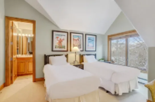 Cozy Mountain 4-Bedroom Retreat in Arrowhead Village 4 Townhouse by RedAwning