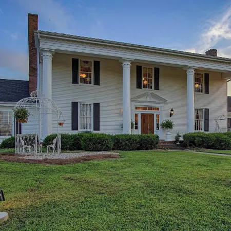 Historic Cedar Hill Mansion on Large Farm w/ Pool!