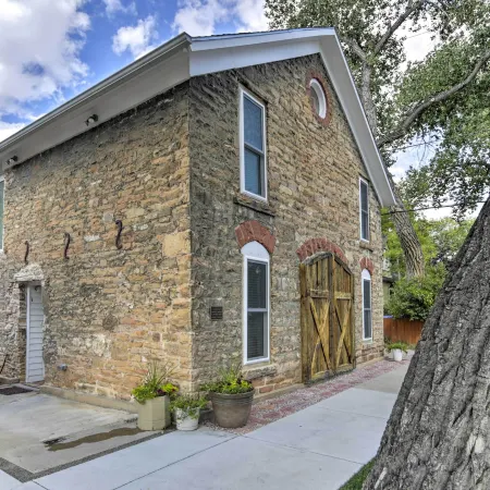 Charming Historic Condo - Walk to Downtown and UW