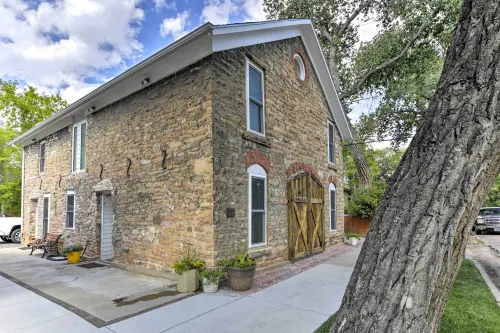 Charming Historic Condo - Walk to Downtown and UW - 3-نجوم