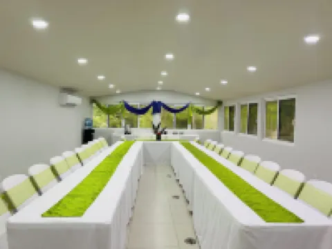 โรอาริง ริเวอร์ รีสอร์ท