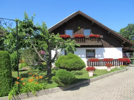 Landhaus Pema vacation apartment near Maulbronn Monastery and Tripsdrill Adventure Park