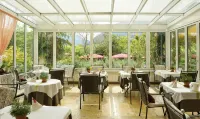 Hotel Gartenresidence Zea Curtis فنادق في ميرانو