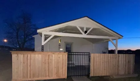 Charming Bungalow-safe area-8 minutes from S Tulsa Отели в г. Крик