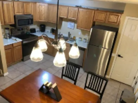 Great PRIVATE Family T-Home! Easy Access City & Mountains!