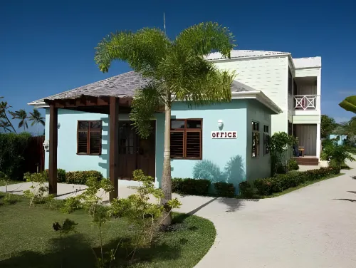 Buccaneer Beach Club فنادق في Five Islands Village