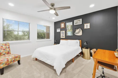 The Wildflower Townhome - Beautifully Updated and Fully Stocked - Close to A&M!