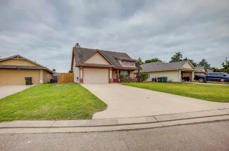 Pet-Friendly Texas Retreat w/ Fenced-in Yard! Отели в г. Брайан